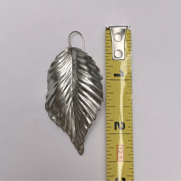 Silver tone dangly leaf earrings - Picture 4 of 5